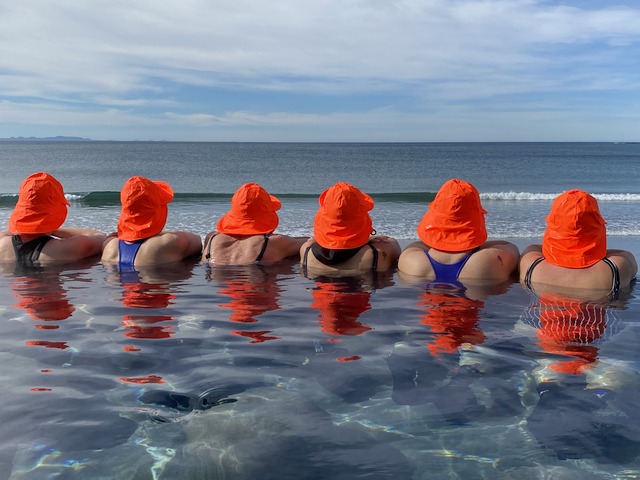 Meeresschwimmerinnen im Hot Pot von Akranes mit fantastischen Aussichten auf das Meer