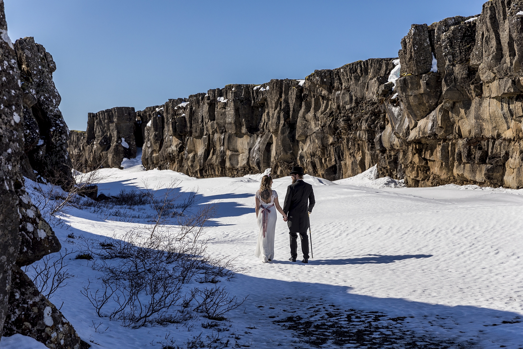 Hochzeitspaar im Schnee in Thingvellir in Island