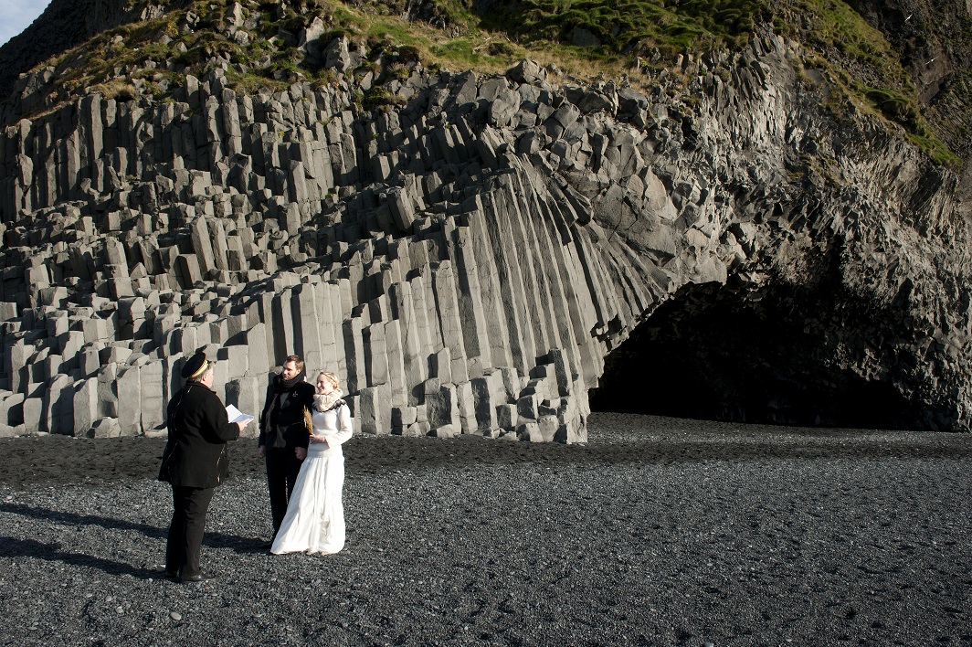 Trauung an der Küste Südislands, Basaltsäulen