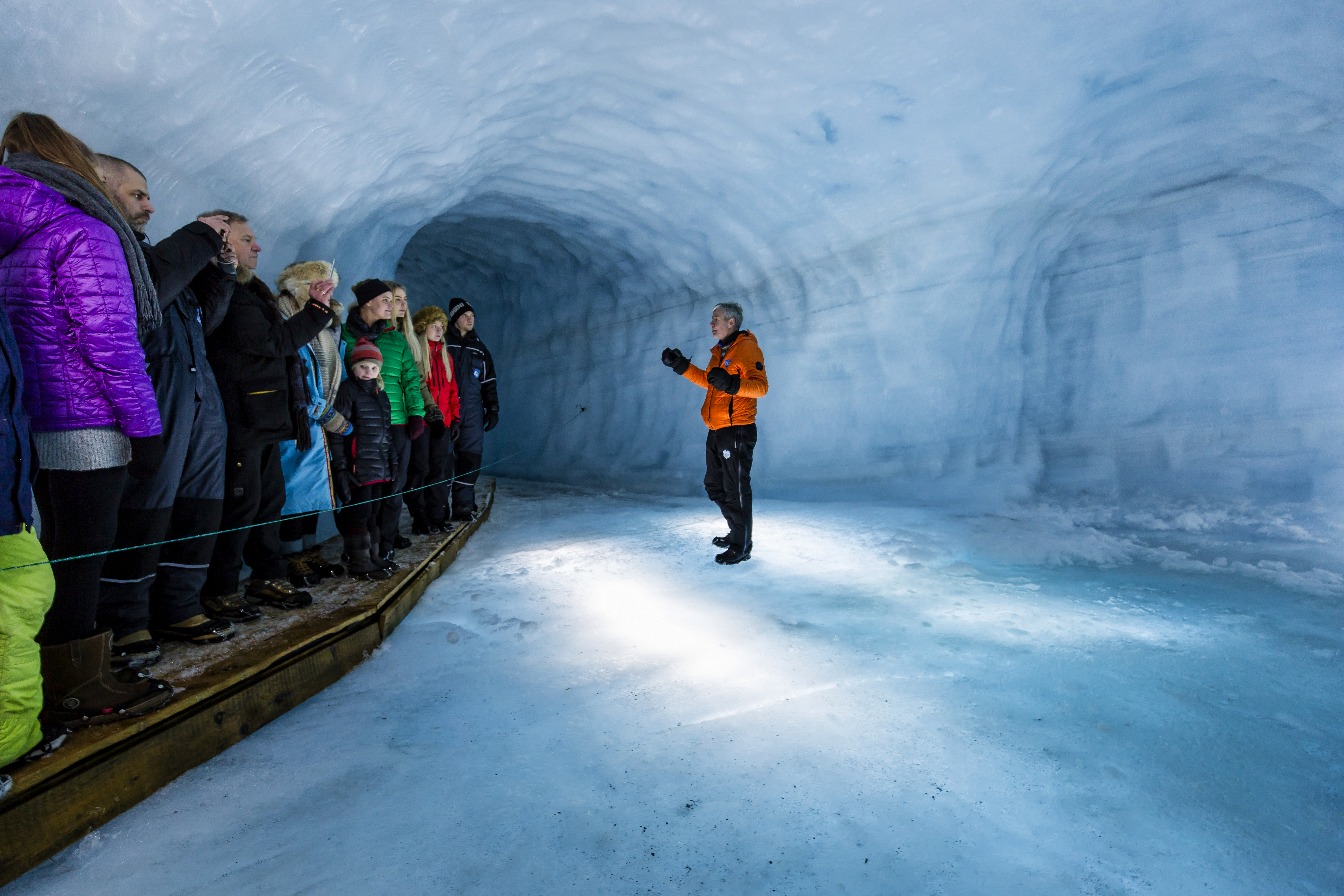 Reisegruppe im Gletschertunnel in Island