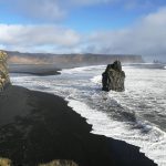 Markante Felsen und rauschende Wellen an der Küste von Island