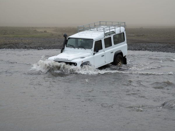 Jeep bei Flussüberquerung im Hochland von Island, Hochlandreise mit Salty Love