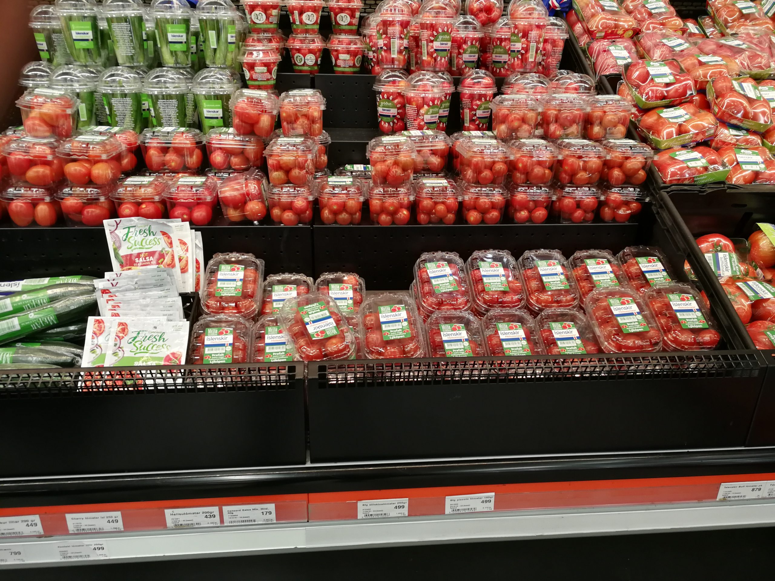 Tomaten und Gemüse in einem Supermarkt in Island