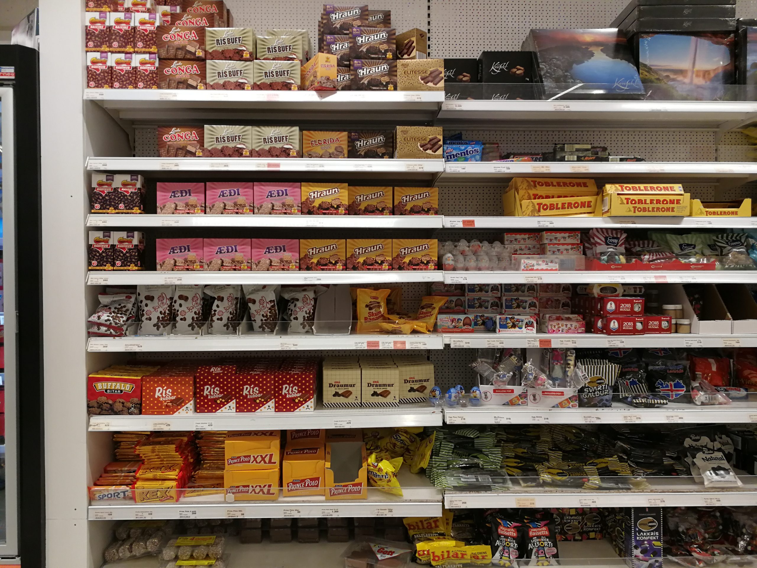 Süßigkeiten in einem isländischen Supermarkt-Regal