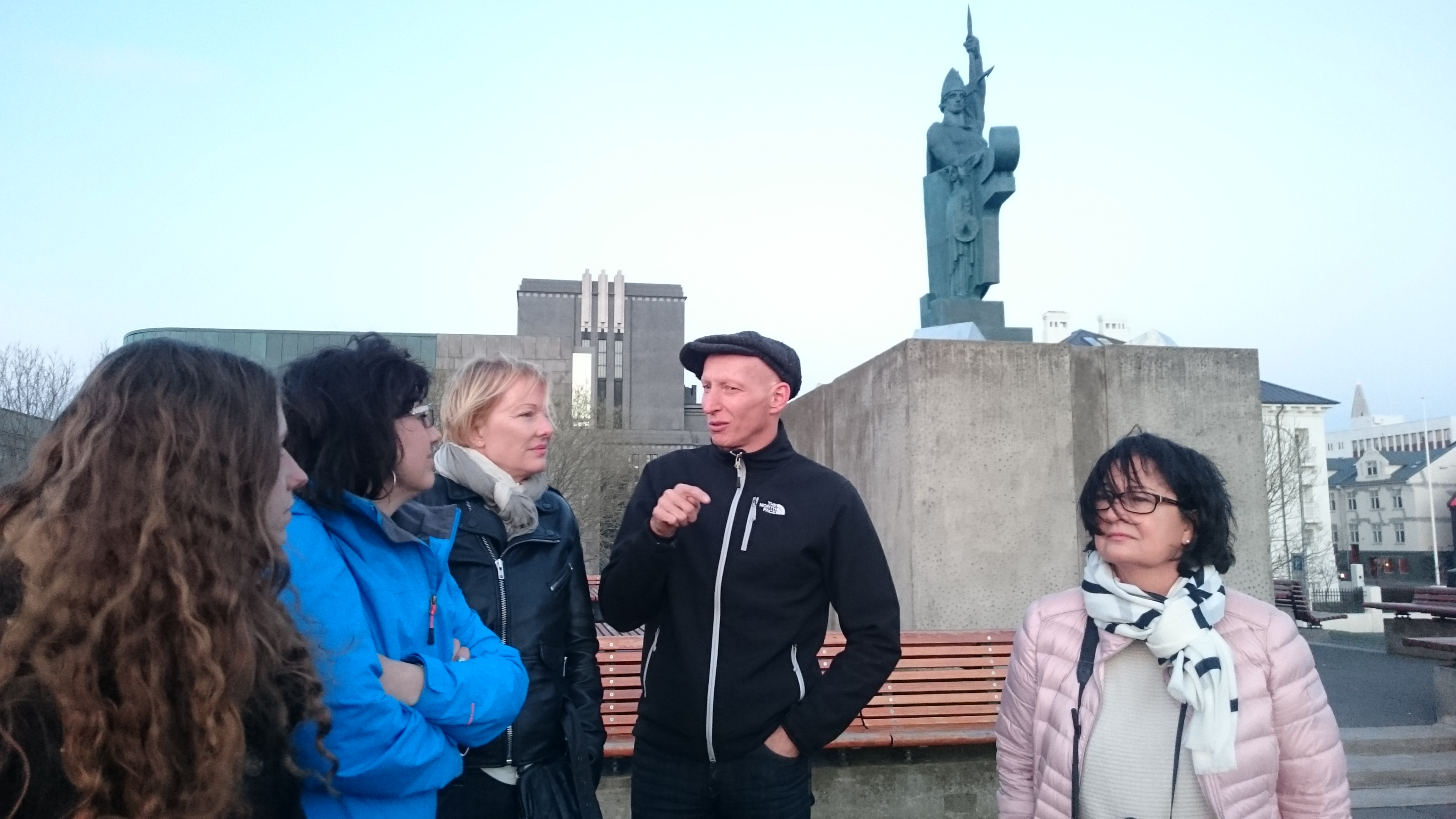 Reiseleiter Thomas erzählt über die Geschichte von Reykjavik