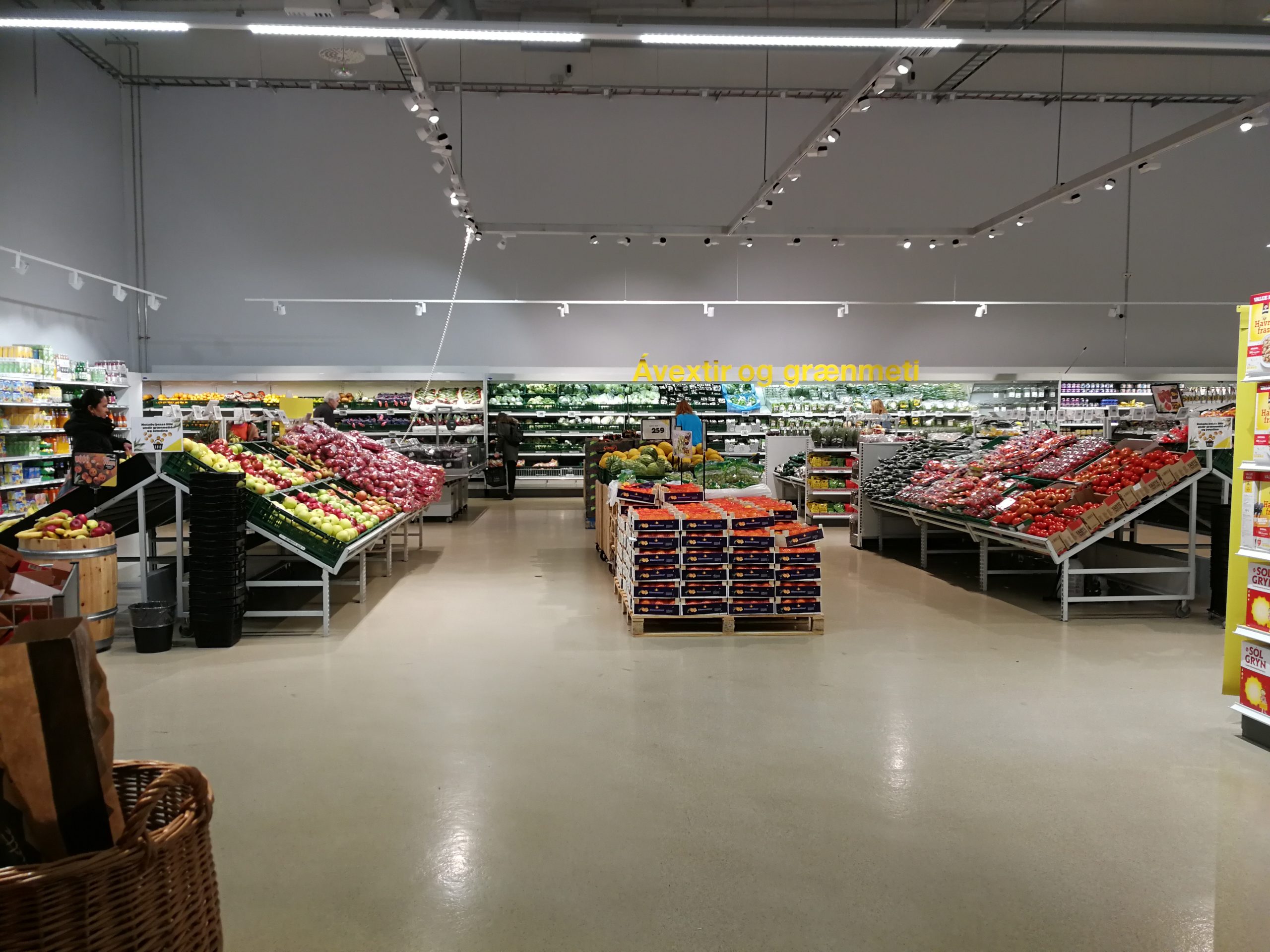 Innenansicht mit Obst- und Gemüseabteilung in einem Bonus-Supermarkt in Island