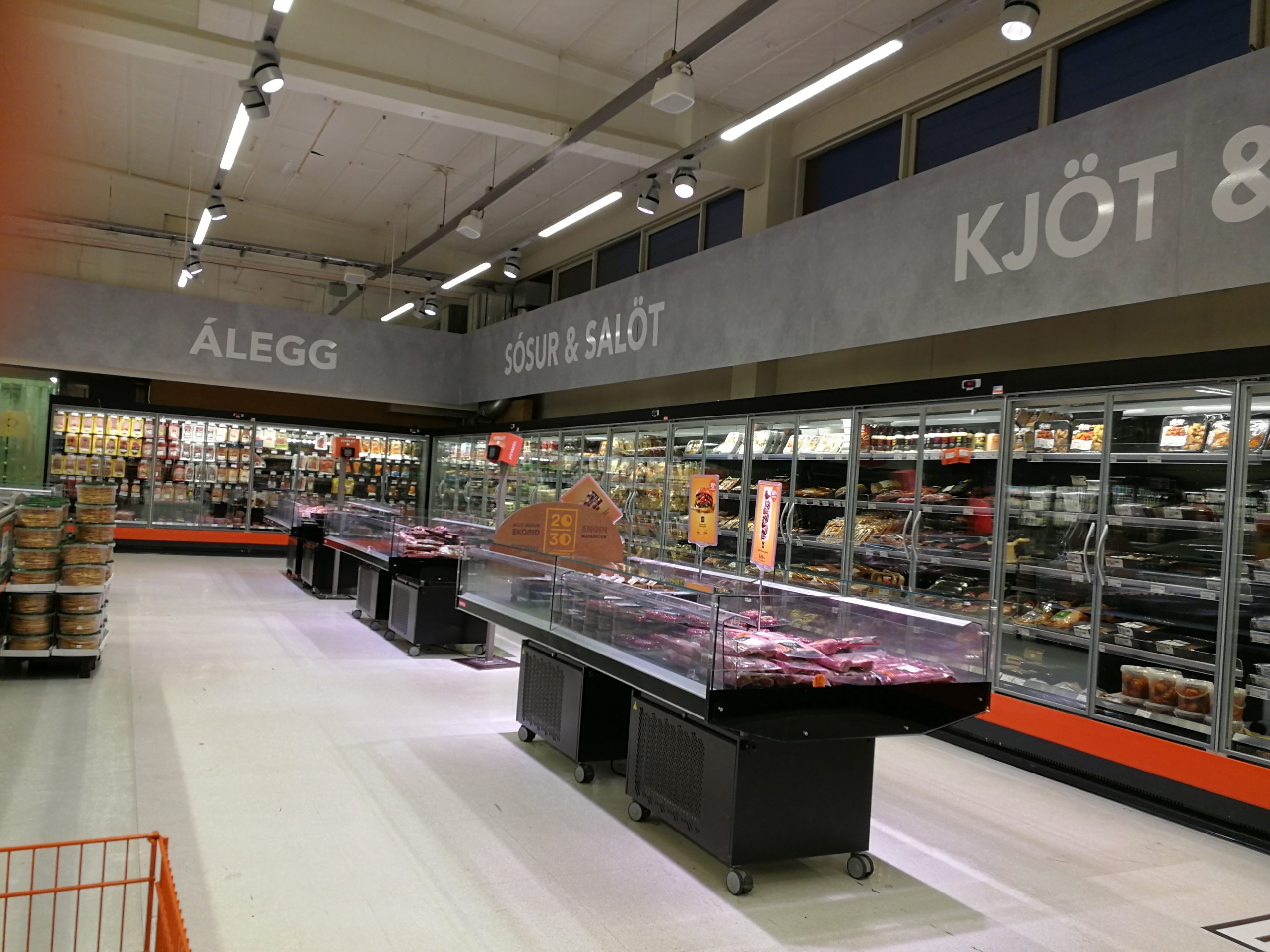 Innenansicht eines Hagkaup-Supermarktes in Island
