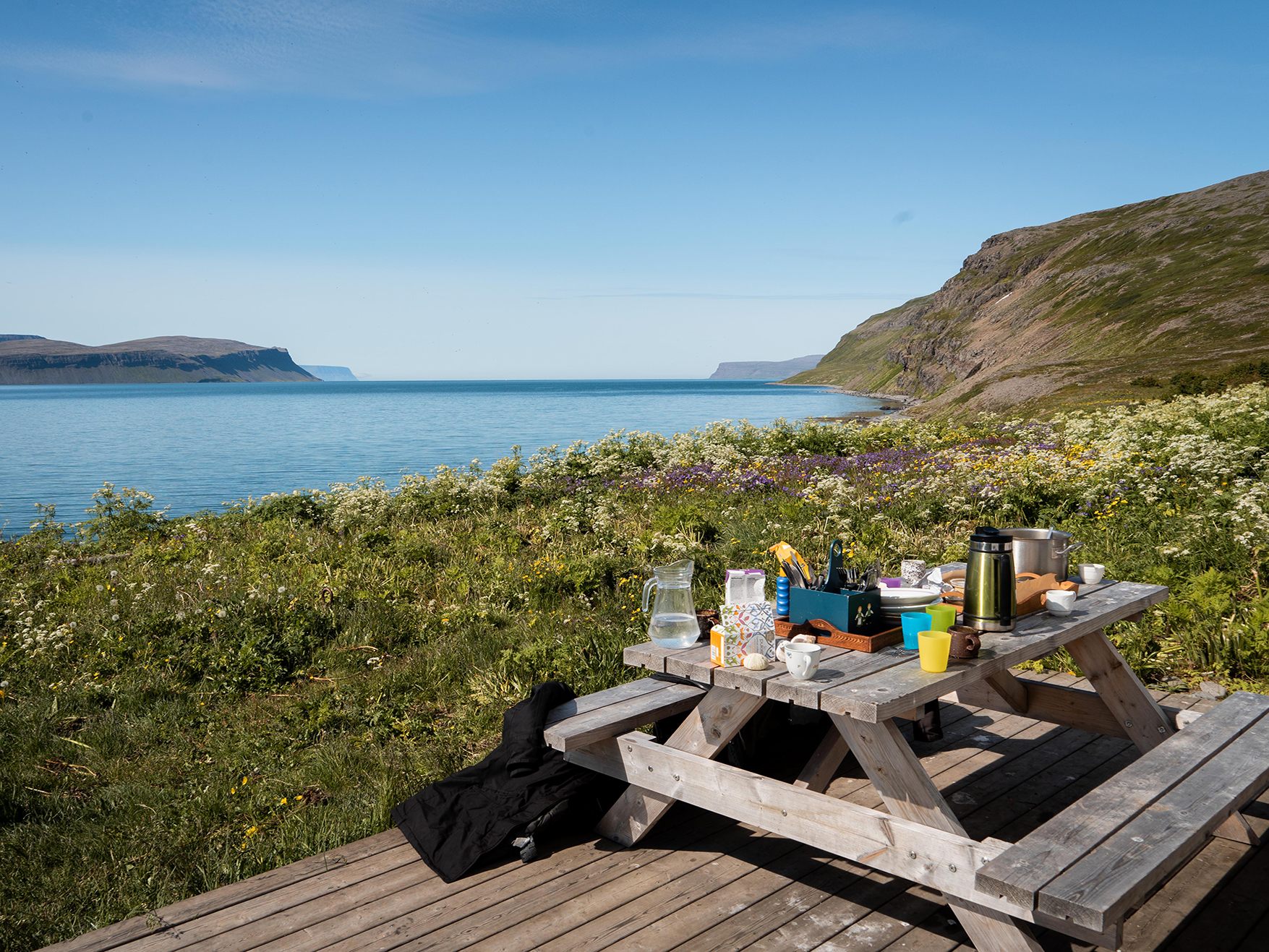 Picknick-Tisch in den Westfjorden von Island