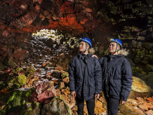 Besucher in einer Höhle in Island