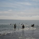 Journalisten gehen schwimmen am Strand von Akranes