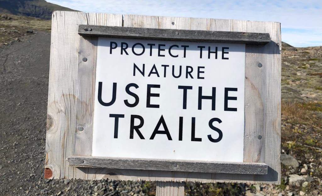 Schild Use the trails in Island