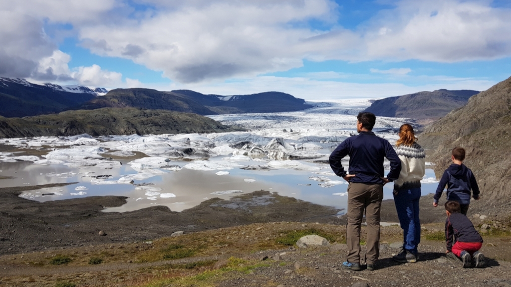 Reisende an Gletscherlagune in Island