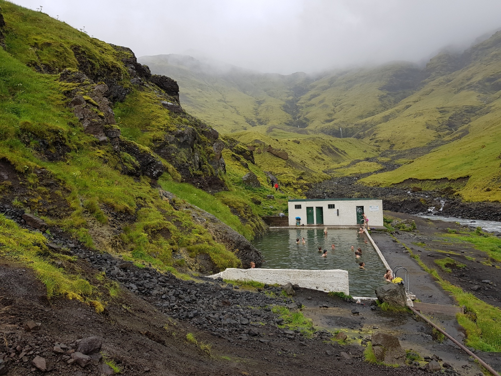 Island Berge mit Moos sind wolkenverhangen, Schwimmbecken