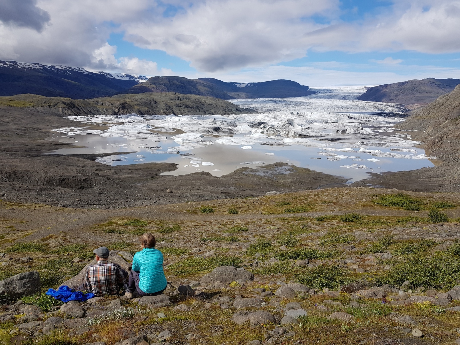 Gletscherlagune Fjallsarlon in Südostisland, Wanderer machen ein Picknick