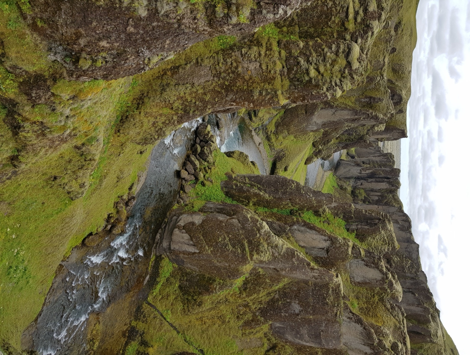Felsenschlucht von Fjadrárgljúfur bei Kirkjubaejarklaustur in Südostisland, Fluß windet sich durch die Schlucht