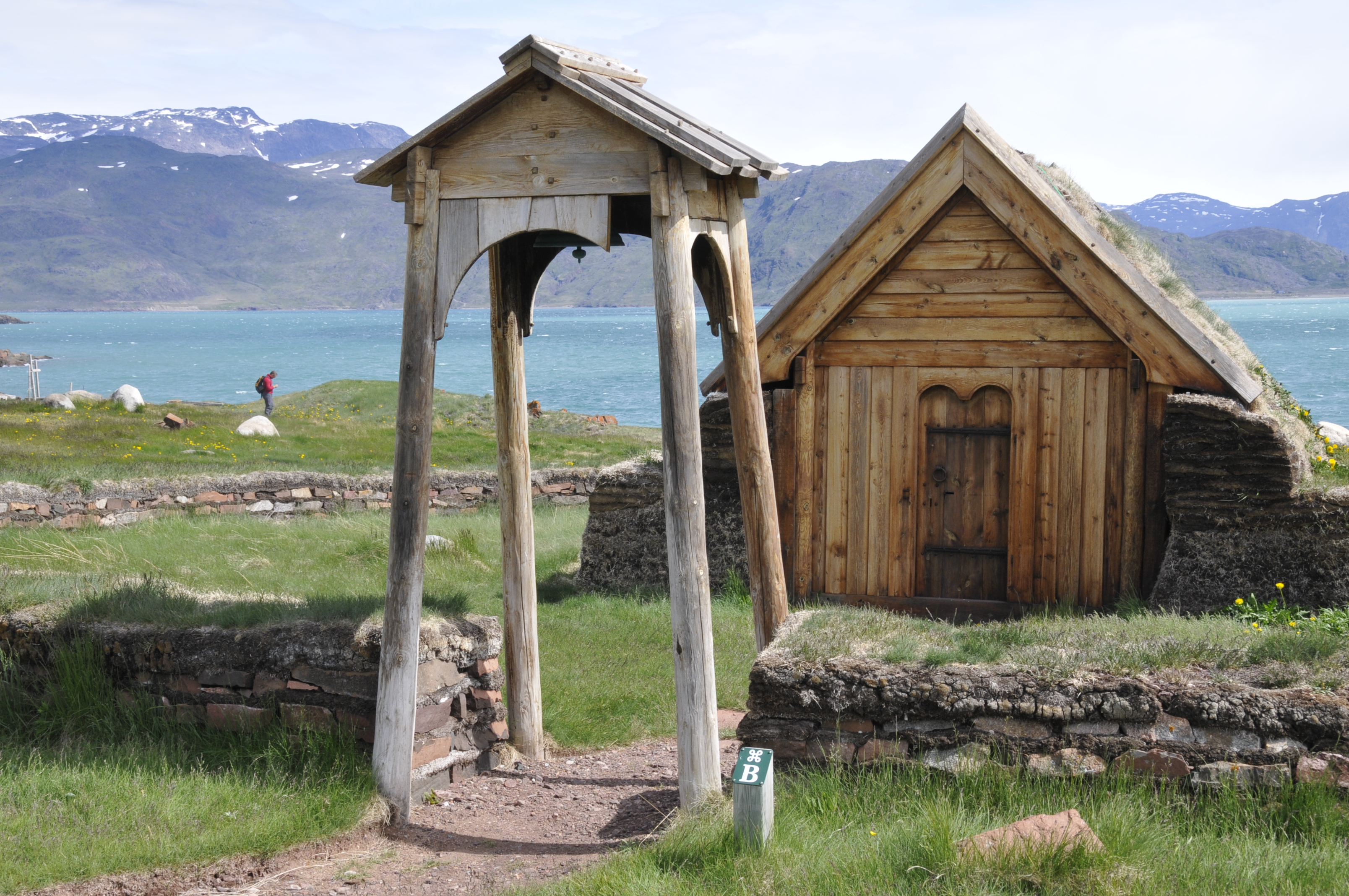 Alte Skulpturen und Häuser in der Siedlung Brattahlid in Südgrönland