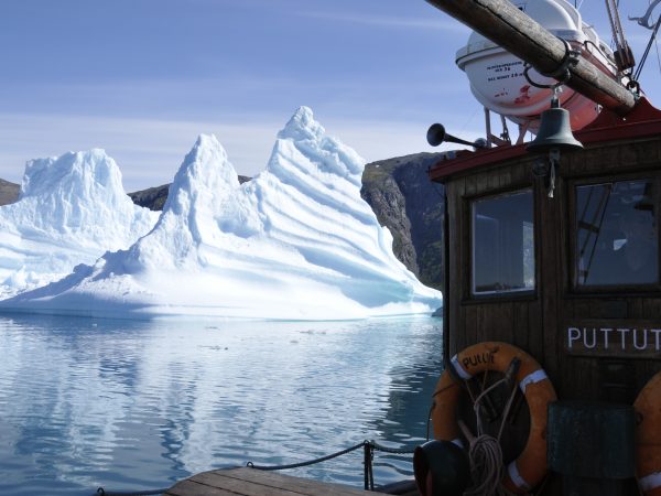 Bootsfahrt zwischen Eisbergen im Qoroq Eisfjörd
