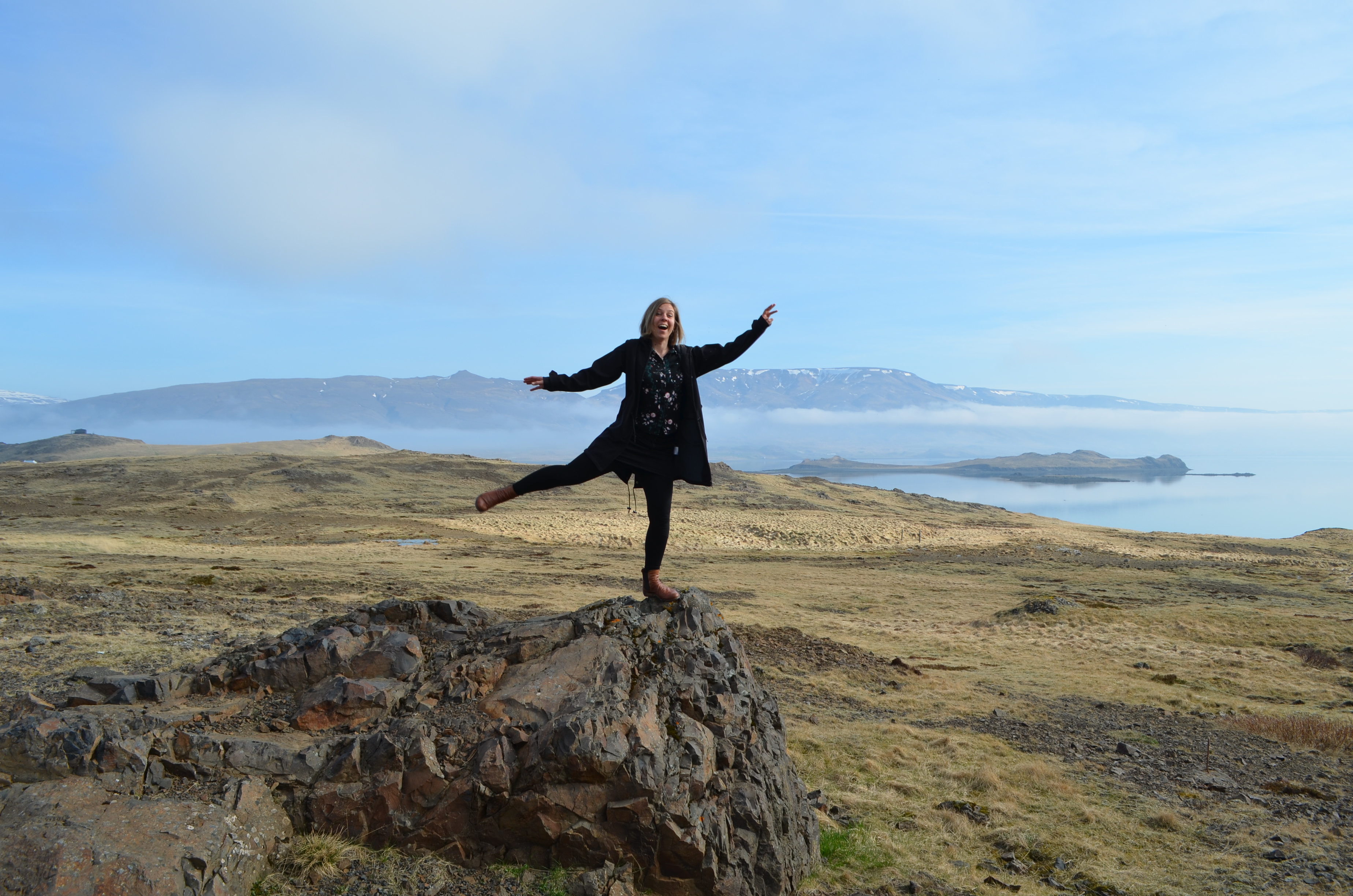 Frau auf Stein im Hvalfjord in Island
