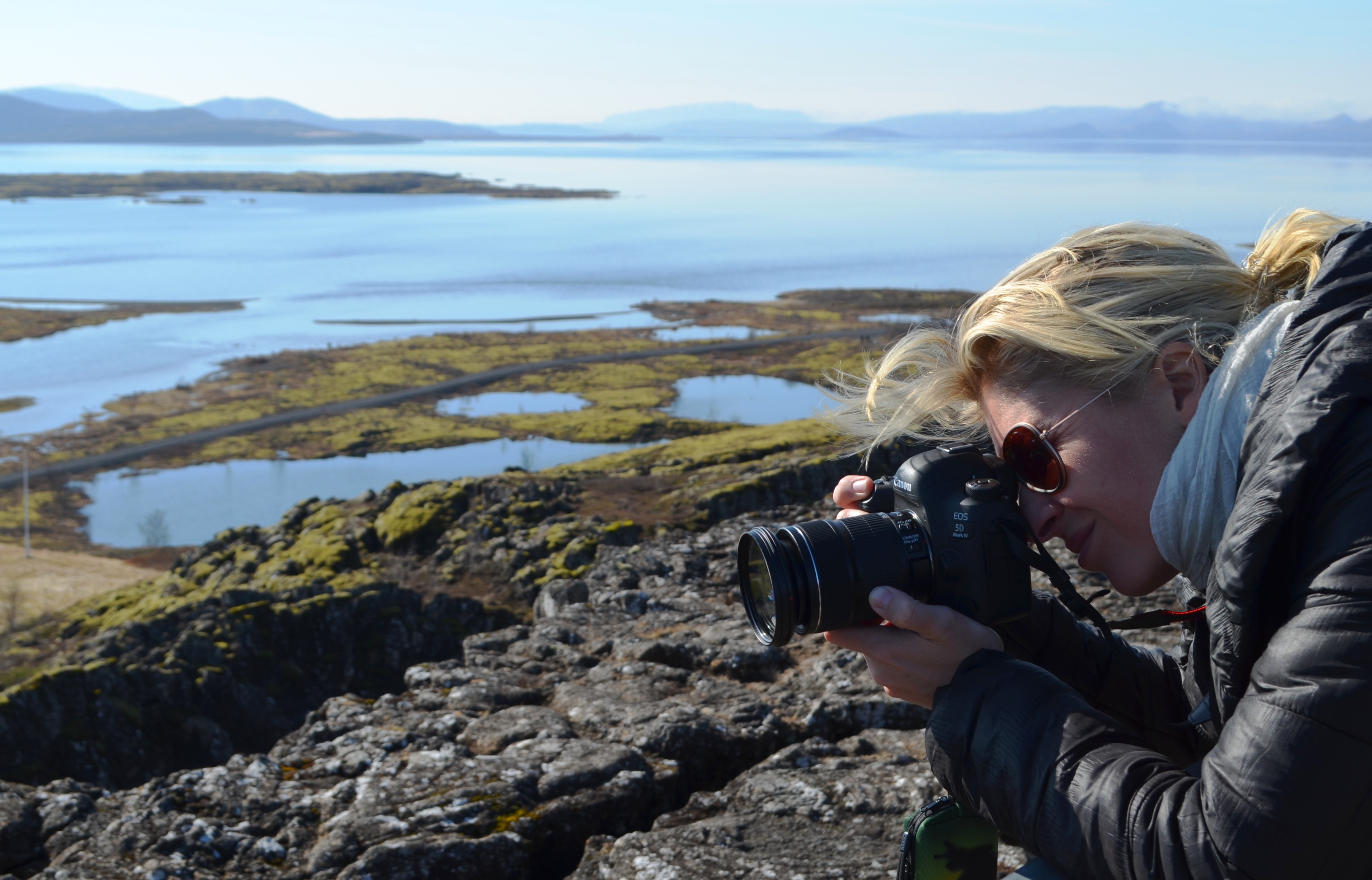 Journalistin fotografiert die Landschaft in Island