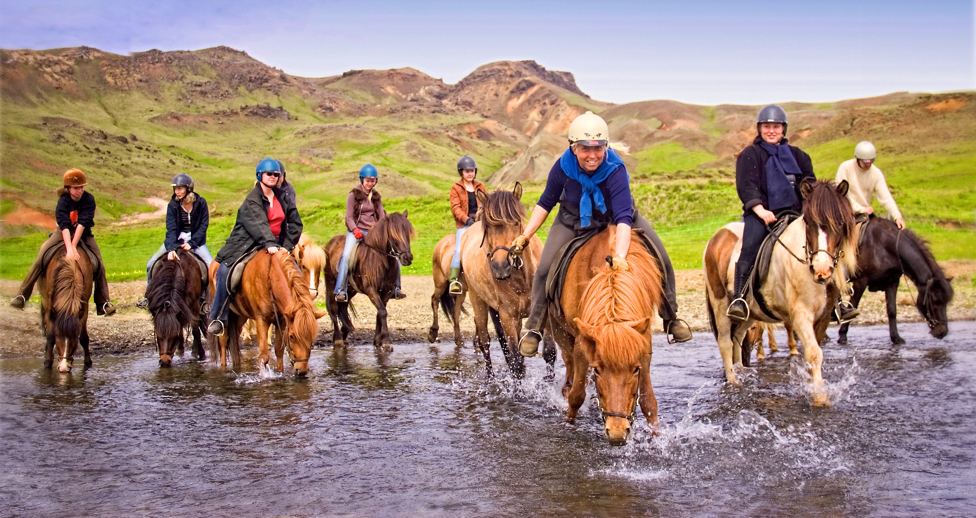 Pferde rasten am Wasser - Reittour durch Island