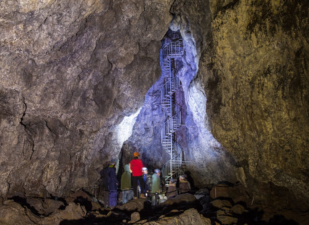 Besucher in einer Höhle in Island