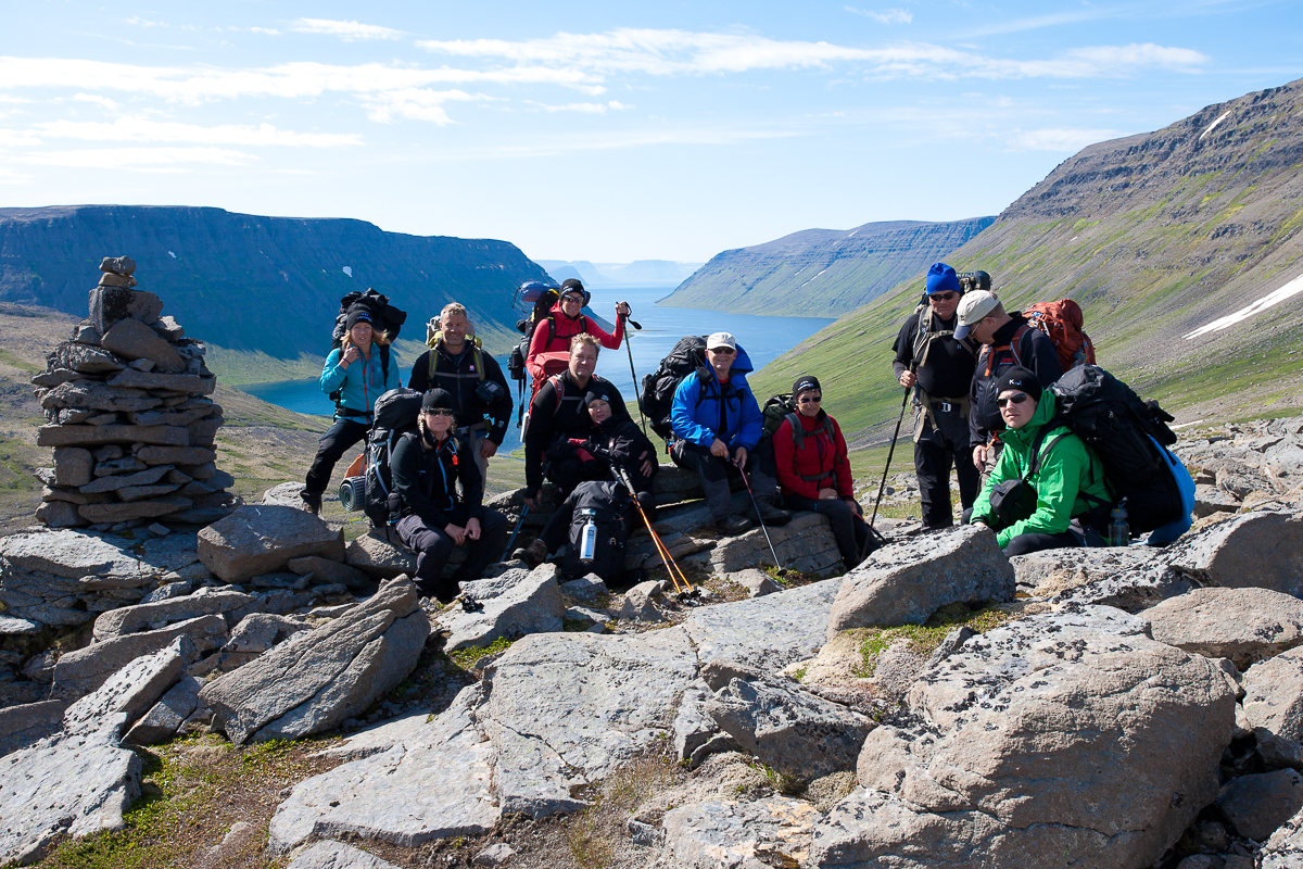 Wandergruppe in Island macht Rast mit Ausblick auf den Fjord