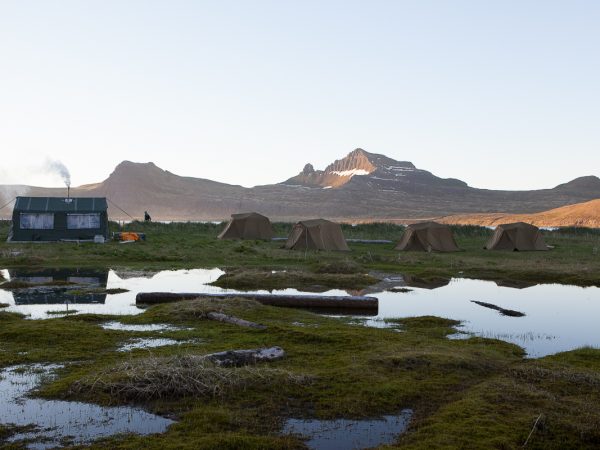 Einsamkeit und Sonnenaufgang in den Bergen von Hornstrandir in Island