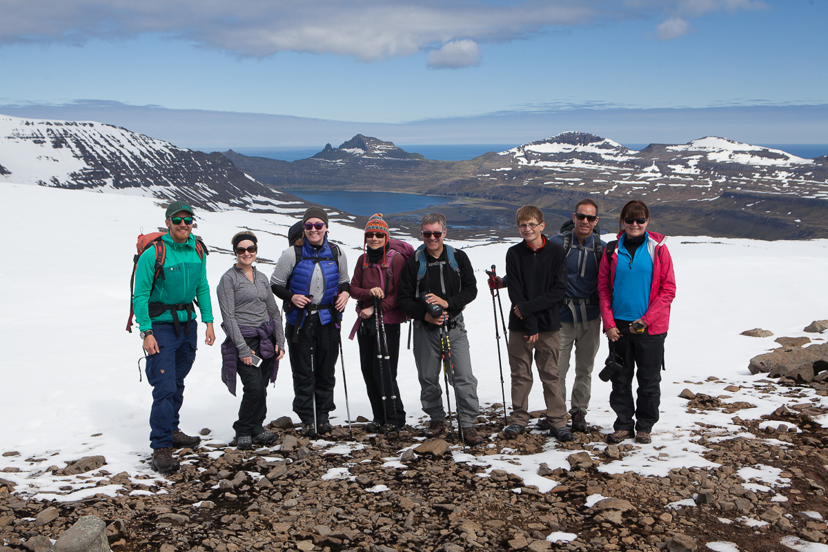 Wandergruppe posiert vor einer weiten Landschaft in den Westfjorden in Island